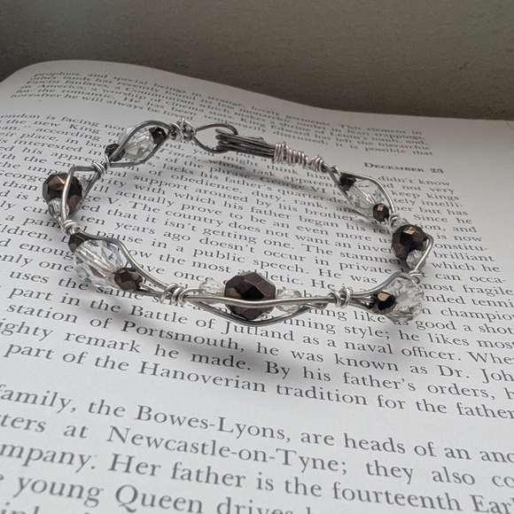 Elegant Silver and Black Beaded Bracelet - Picture 1 of 8